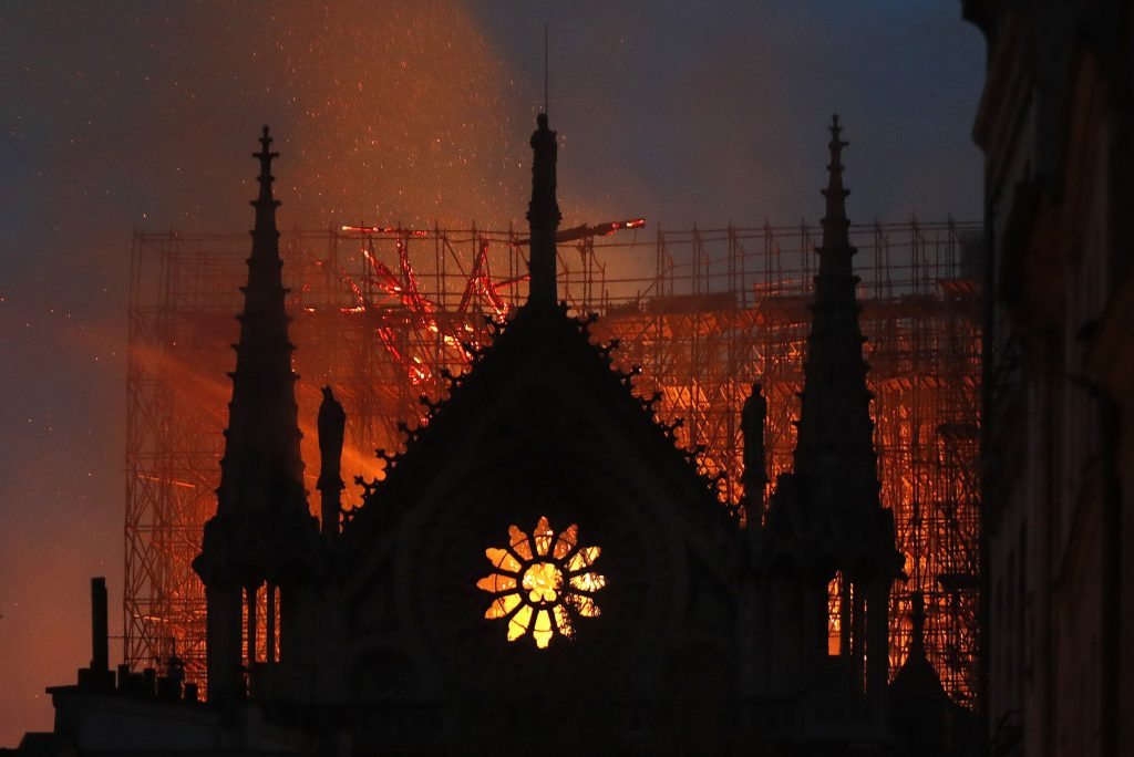 Catedral de Notre-Dame de Paris durante incêndio.